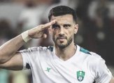 عمر السومة يرتدي قميص الاهلي السعودي مجددا