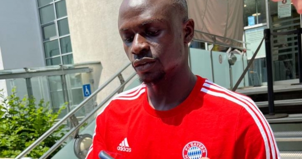 Mane in traditional leather clothes is ready to lead Bayern