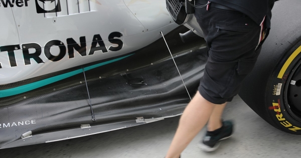 The Mercedes team removes the prop from the floor of his car to avoid a complaint against him