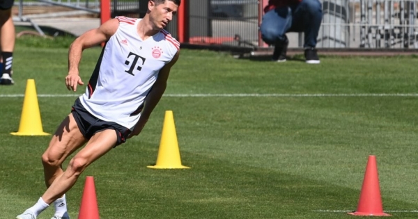 Blurry Lewandowski returns to Bayern training