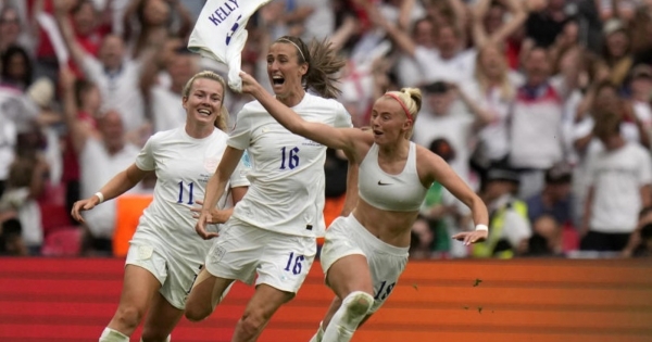 England star: female players have the right to take off their shirts, just like male players