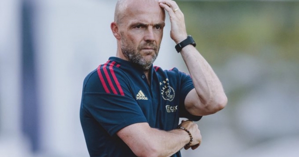 Ten Hag attacks his midfielder