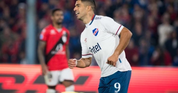 Suarez started his Nacional career as a substitute and with a loss