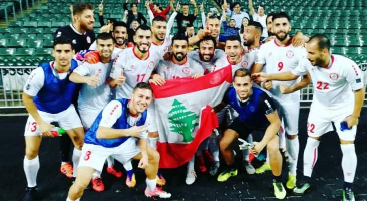 لاعبو المنتخب يحتفلون بالفوز على هونغ كونغ